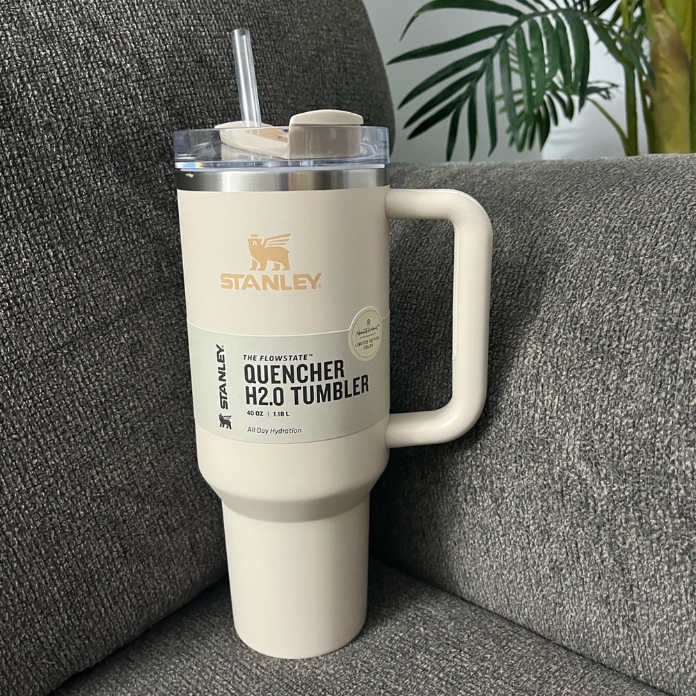 *NWT* Stanley 40 oz Stainless Steel H2.0 FlowState Quencher Tumbler - Beige